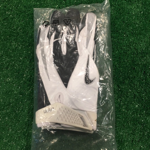 NEW NFL NIKE VAPOR CARBON WR FOOTBALL GLOVES WHITE BLACK